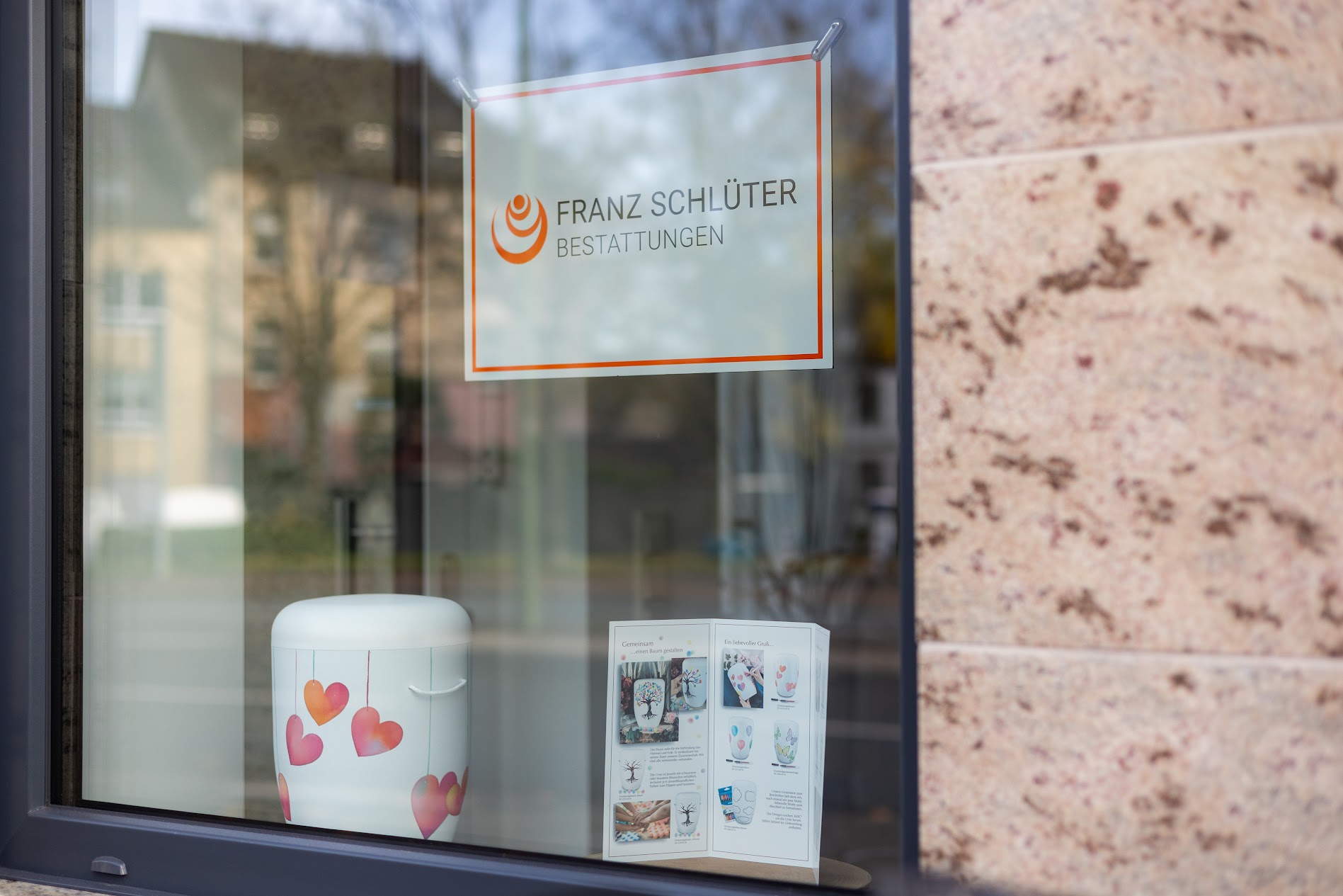 Schaufenster von Franz Schlüter Bestattungen
