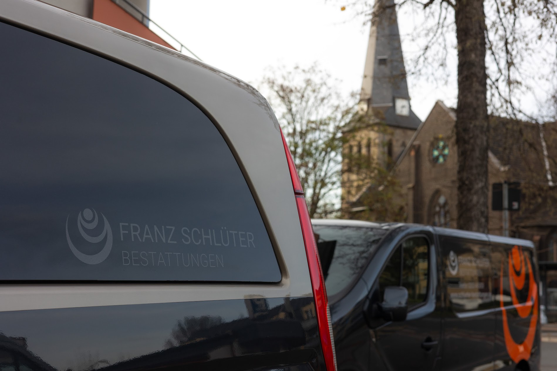 Bestattungsfahrzeuge von Franz Schlüter Bestattungen in Duisburg